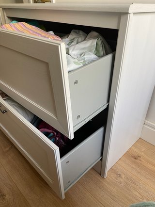 Cómoda blanca de madera