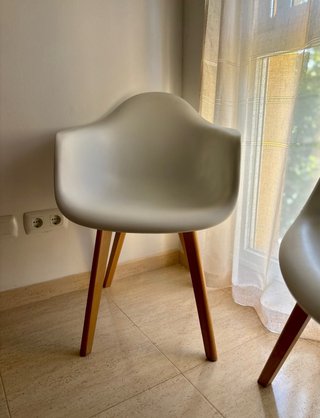 4 Sillas Nórdicas Plástico y Madera
