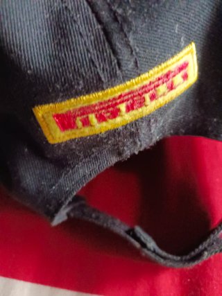 Gorra Pirelli Negra y Dorada