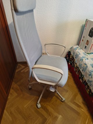 Silla de oficina Ikea gris y blanca