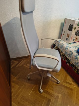 Silla de oficina Ikea gris y blanca