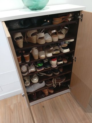 Zapatero de madera y metal