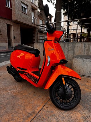 Lambretta V50 Special Naranja + Casco blanco