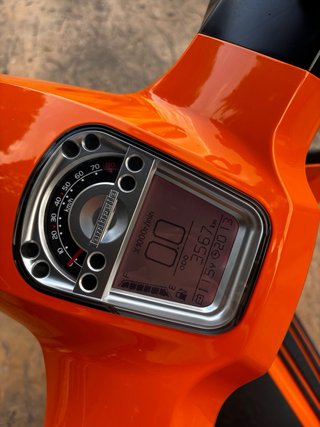 Lambretta V50 Special Naranja + Casco blanco