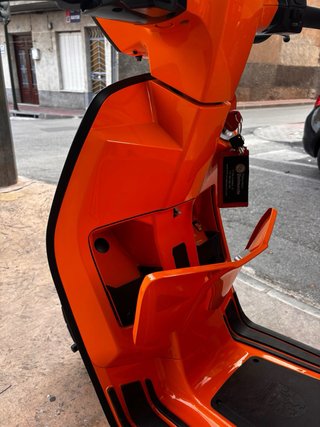 Lambretta V50 Special Naranja + Casco blanco