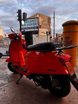 Lambretta V50 Special Naranja + Casco blanco