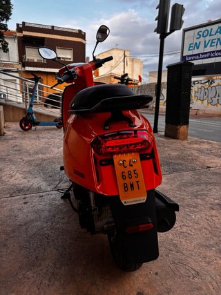 Lambretta V50 Special Naranja + Casco blanco