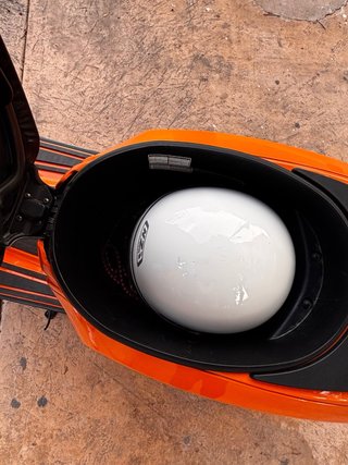 Lambretta V50 Special Naranja + Casco blanco