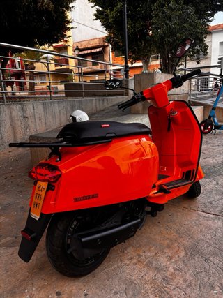 Lambretta V50 Special Naranja + Casco blanco