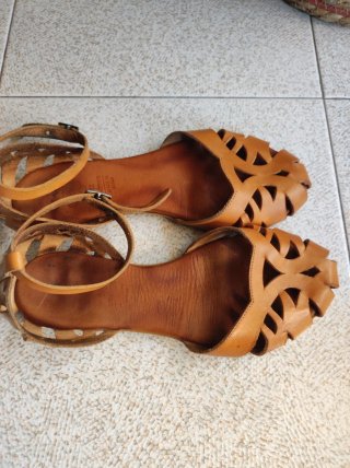 Sandalias de cuero marrón