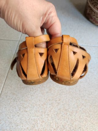 Sandalias de cuero marrón