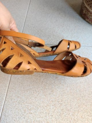 Sandalias de cuero marrón