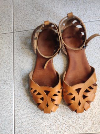 Sandalias de cuero marrón