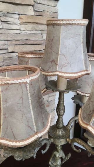 Lámpara de mesa antigua con figura