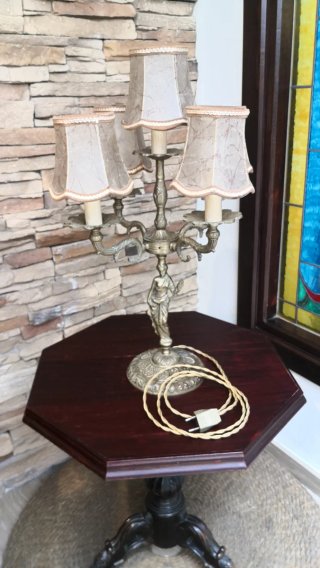 Lámpara de mesa antigua con figura