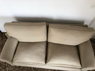 Sofá de tela beige con relleno de plumas
