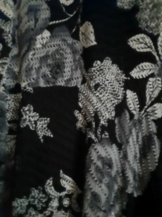 Falda larga floral negra y gris