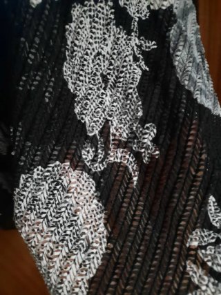 Falda larga floral negra y gris