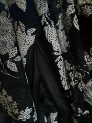 Falda larga floral negra y gris