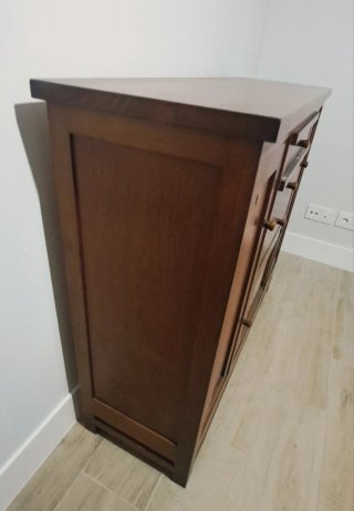 Aparador de madera con cristal