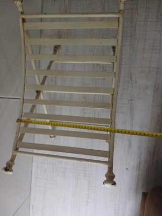 Banco de forja beige con diseño cruzado