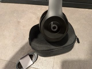 Beats Solo 4 Negros
