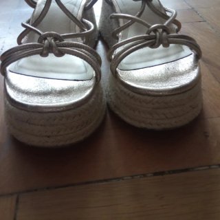 Sandalias doradas cuña esparto
