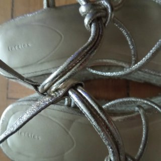 Sandalias doradas cuña esparto