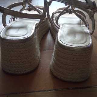 Sandalias doradas cuña esparto