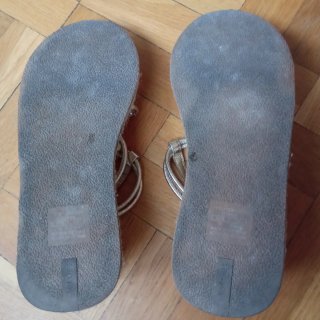 Sandalias doradas cuña esparto