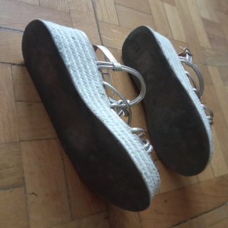 Sandalias doradas cuña esparto