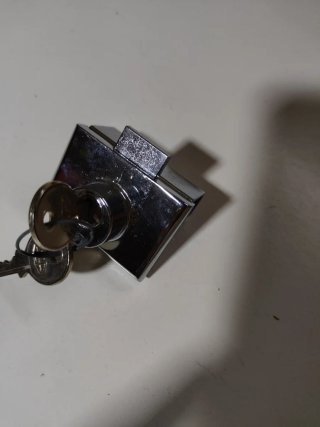 Cerradura tipo vitrina con llaves