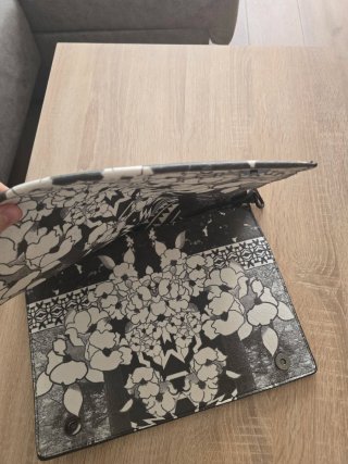 Bolso de mano estampado flores blanco y negro