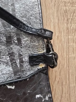 Bolso de mano estampado flores blanco y negro