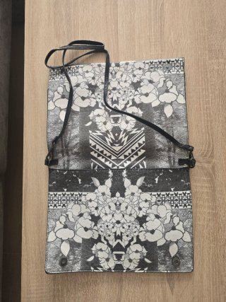 Bolso de mano estampado flores blanco y negro