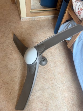 Ventilador de techo moderno gris y blanco