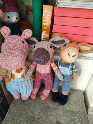 Muñecos de crochet hechos a mano.
