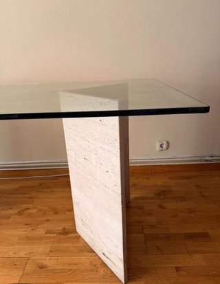 Elegante tavolo da pranzo in vetro e pietra