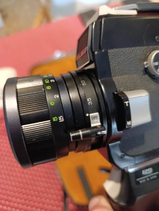 Cámara Super 8 Elmo 106 con foco de luz original.