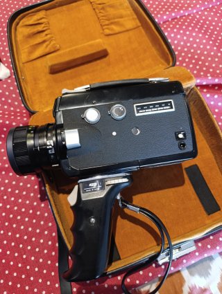 Cámara Super 8 Elmo 106 con foco de luz original.