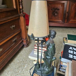 Lámpara de bronce vintage con figura de querubín