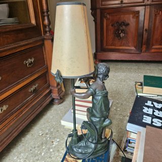 Lámpara de bronce vintage con figura de querubín