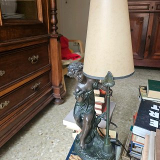 Lámpara de bronce vintage con figura de querubín