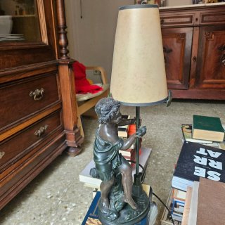 Lámpara de bronce vintage con figura de querubín