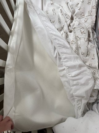 Cuna blanca con colchón y protector