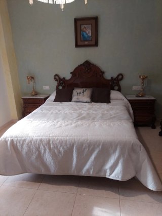 Dormitorio de madera maciza