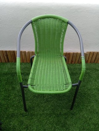 Mesa redonda cristal y 4 sillas verdes