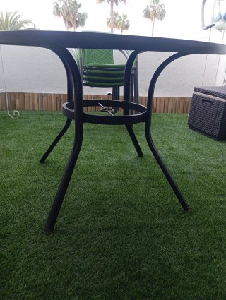 Mesa redonda cristal y 4 sillas verdes