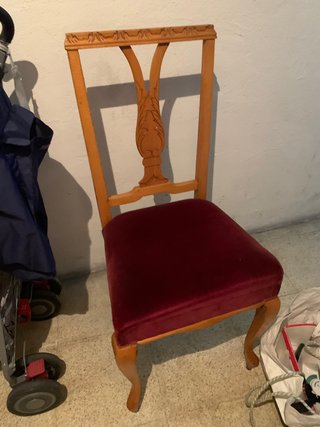 Silla antigua de madera con asiento de terciopelo