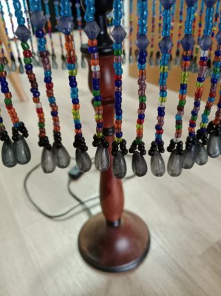 Lámpara de mesa artesanal con cuentas